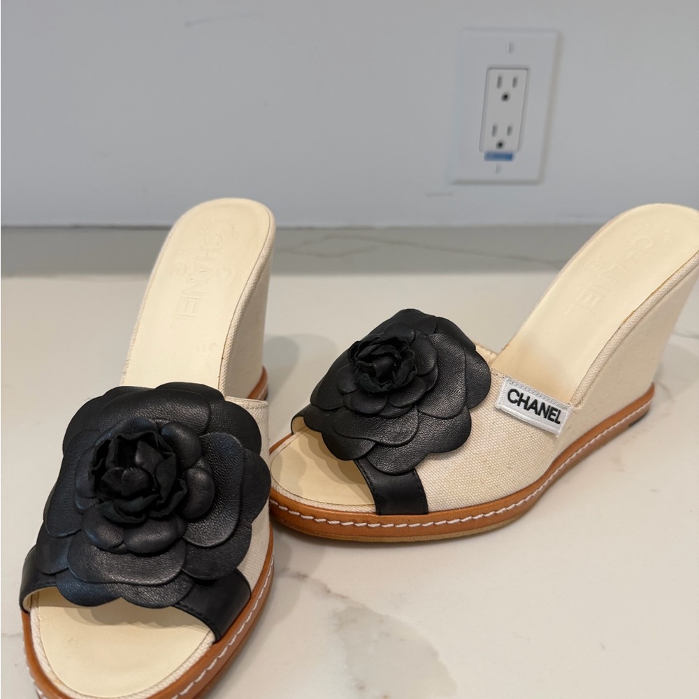 CHANEL Black Floral Women's Slides - Picture 5 of 15